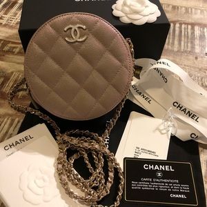 🚫SOLD NWT Chanel Pearly beige round clutch